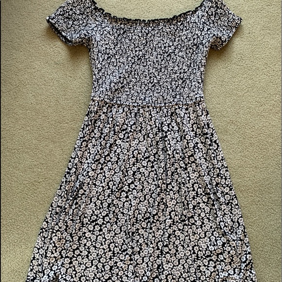 Hollister Dresses & Skirts - Off The Shoulder Summer Dress